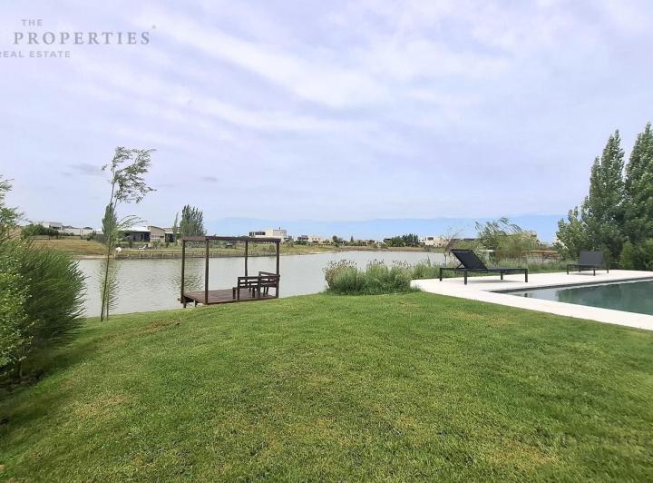 Casa · 239m² · 5 Ambientes · 3 Cocheras