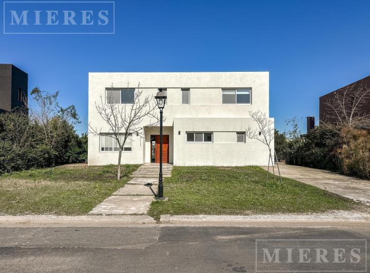 Casa · 272m² · 6 Ambientes · 3 Cocheras