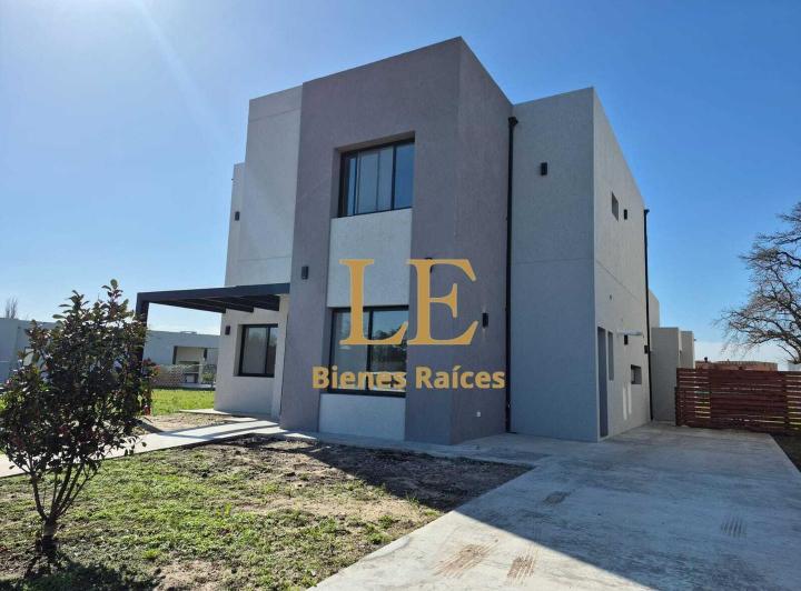 Casa · 203m² · 5 Ambientes · 3 Cocheras