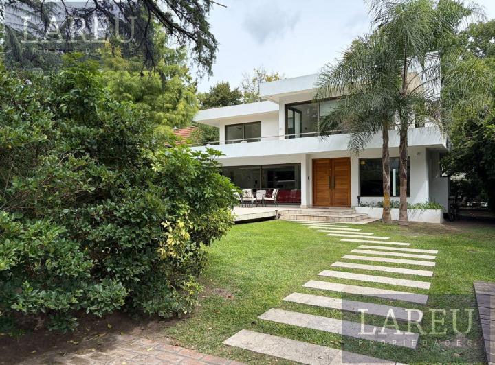 Casa · 254m² · 6 Ambientes · 2 Cocheras