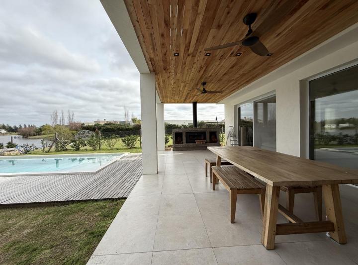 Casa · 306m² · 7 Ambientes · 4 Cocheras