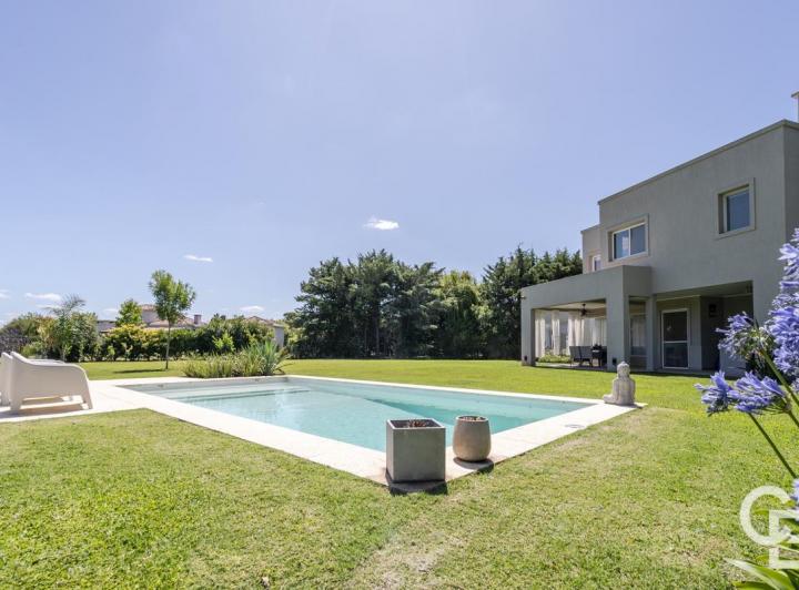 Casa · 285m² · 7 Ambientes · 2 Cocheras