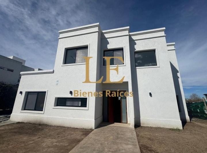 Casa · 240m² · 5 Ambientes · 3 Cocheras