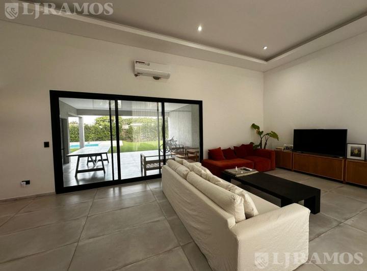 Casa · 180m² · 5 Ambientes · 6 Cocheras