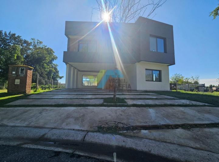 Casa · 170m² · 6 Ambientes · 3 Cocheras