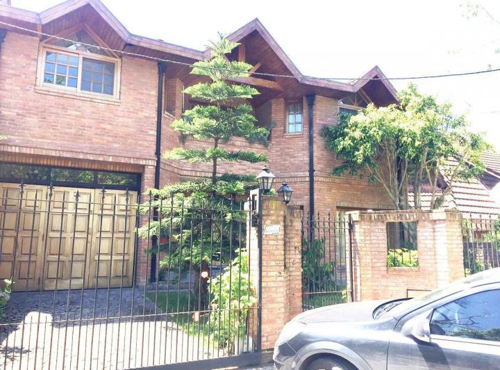 Casa · 260m² · 6 Ambientes · 2 Cocheras