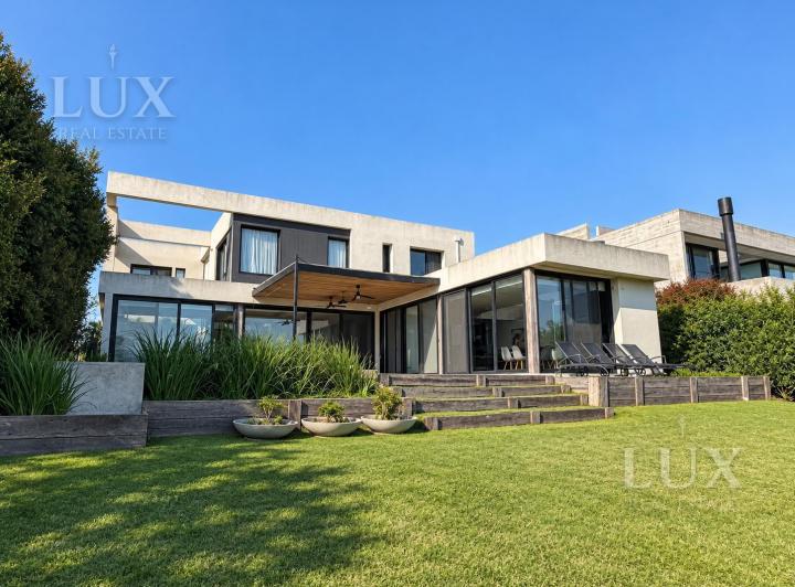 Casa · 400m² · 7 Ambientes · 3 Cocheras