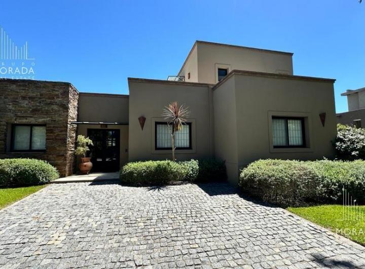Casa · 190m² · 6 Ambientes · 2 Cocheras