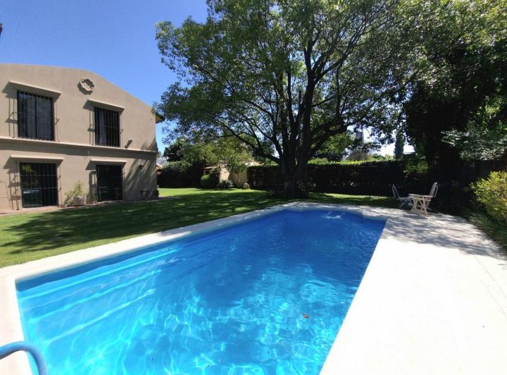 Casa · 204m² · 5 Ambientes · 2 Cocheras