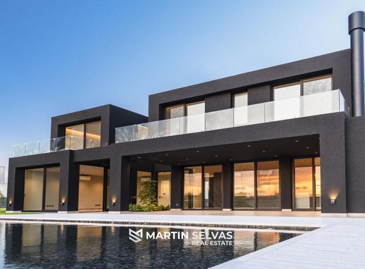 Casa · 400m² · 7 Ambientes · 2 Cocheras