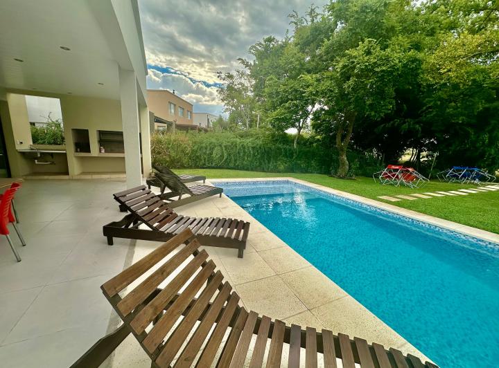 Casa · 250m² · 4 Ambientes · 2 Cocheras