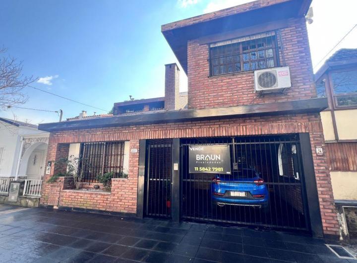 Casa · 220m² · 6 Ambientes · 2 Cocheras