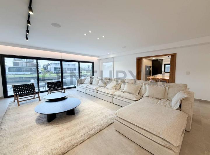 Casa · 400m² · 8 Ambientes · 2 Cocheras