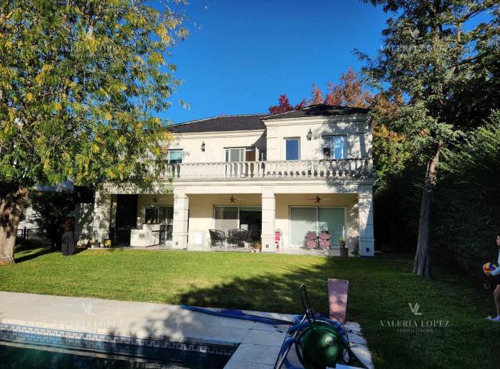 Casa · 253m² · 5 Ambientes · 3 Cocheras