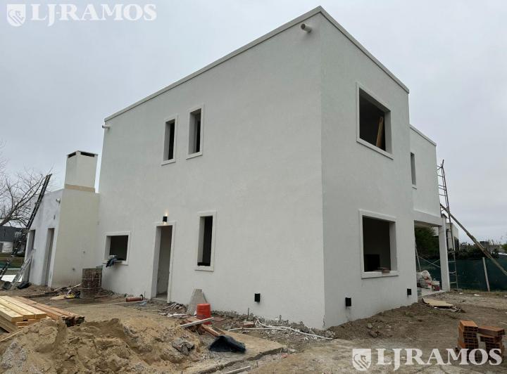 Casa · 222m² · 5 Ambientes · 2 Cocheras