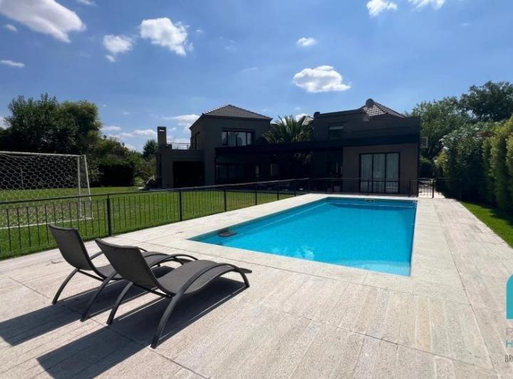 Casa · 380m² · 5 Ambientes · 2 Cocheras