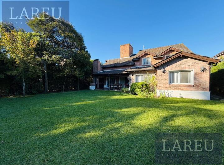 Casa · 197m² · 6 Ambientes · 2 Cocheras