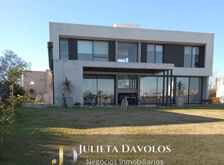 Casa · 245m² · 5 Ambientes · 6 Cocheras