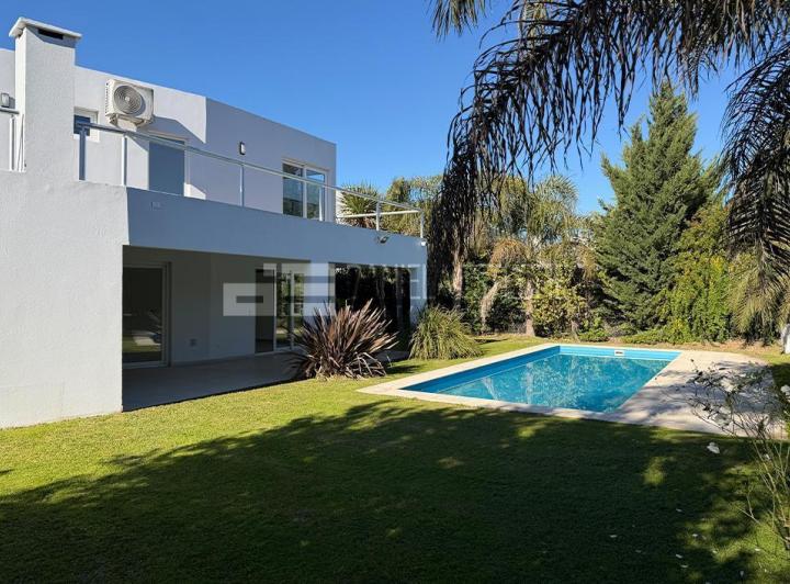 Casa · 325m² · 8 Ambientes · 2 Cocheras