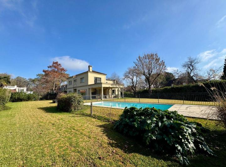 Casa · 330m² · 9 Ambientes · 2 Cocheras