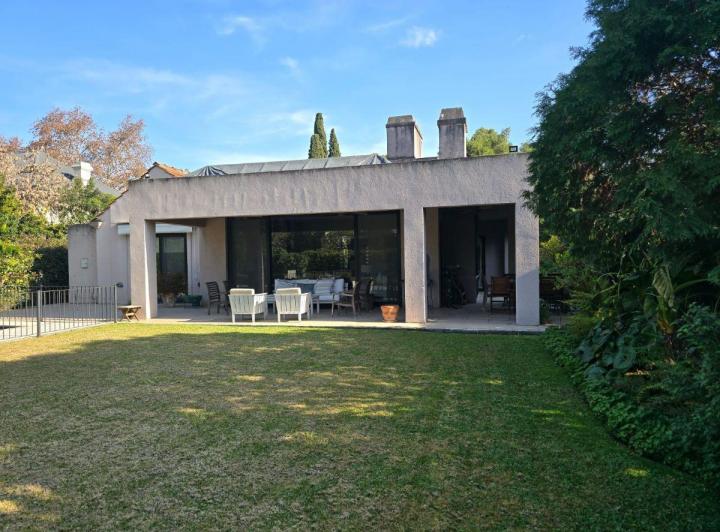 Casa · 358m² · 7 Ambientes · 2 Cocheras