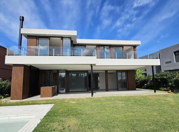 Casa · 310m² · 7 Ambientes · 4 Cocheras