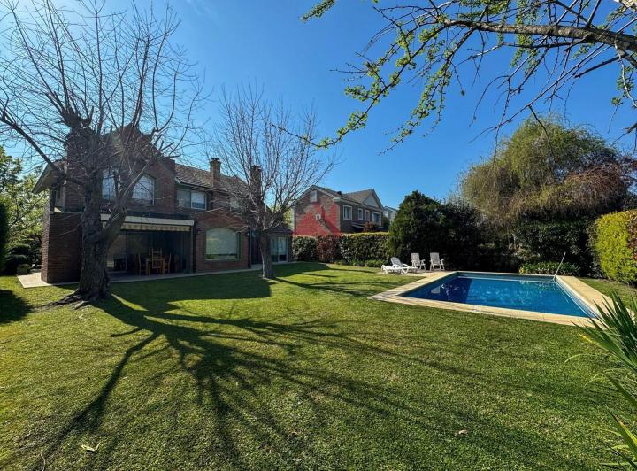 Casa · 222m² · 6 Ambientes · 1 Cochera