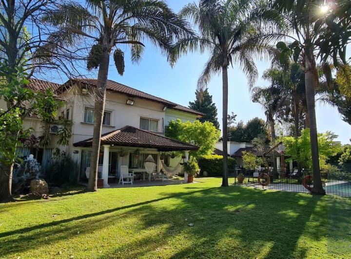 Casa · 330m² · 6 Ambientes · 2 Cocheras