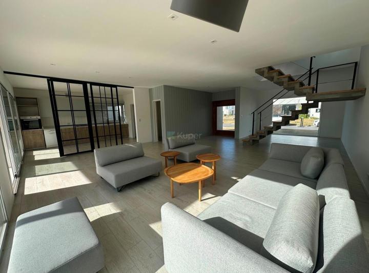 Casa · 200m² · 5 Ambientes · 1 Cochera
