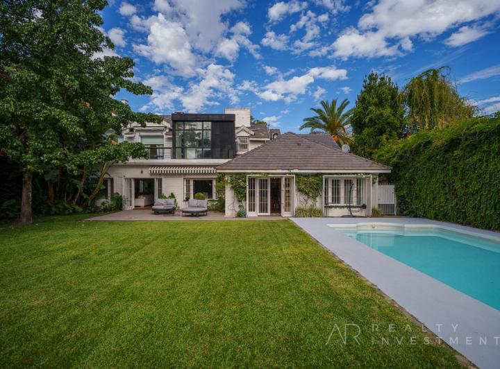 Casa · 350m² · 8 Ambientes · 3 Cocheras