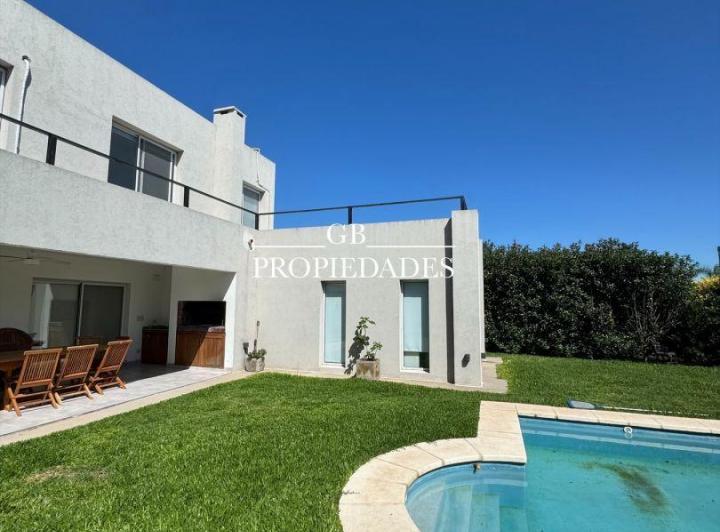 Casa · 173m² · 5 Ambientes · 2 Cocheras