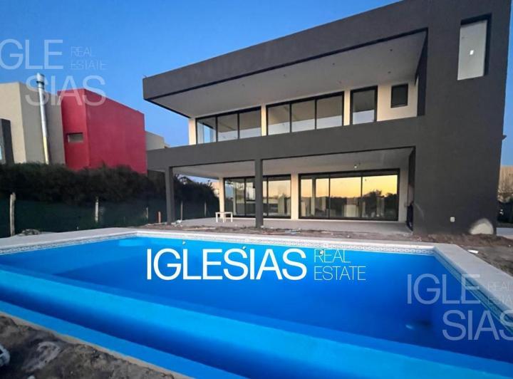 Casa · 254m² · 4 Dormitorios · 2 Cocheras