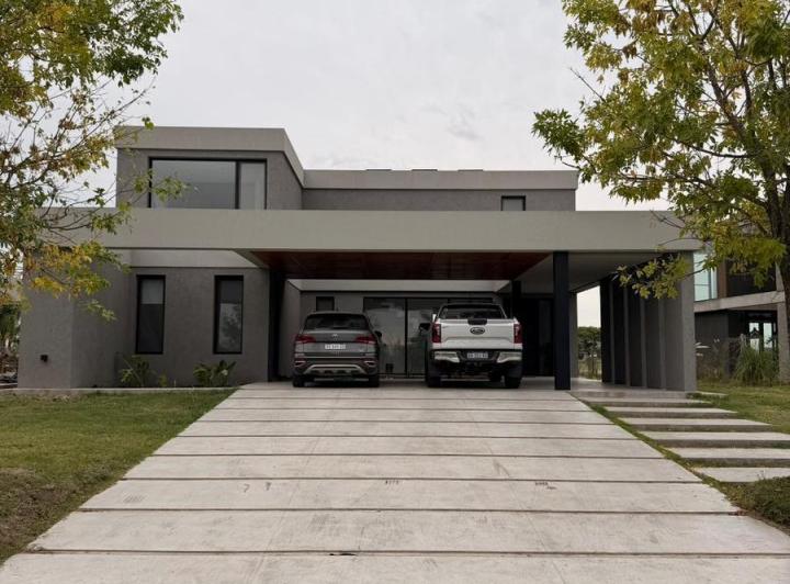 Casa · 240m² · 5 Ambientes · 2 Cocheras