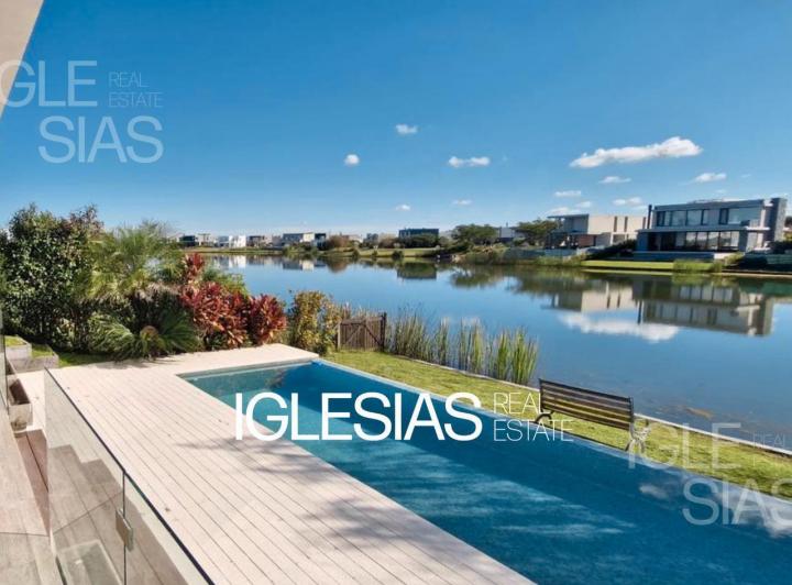 Casa · 271m² · 5 Ambientes · 2 Cocheras