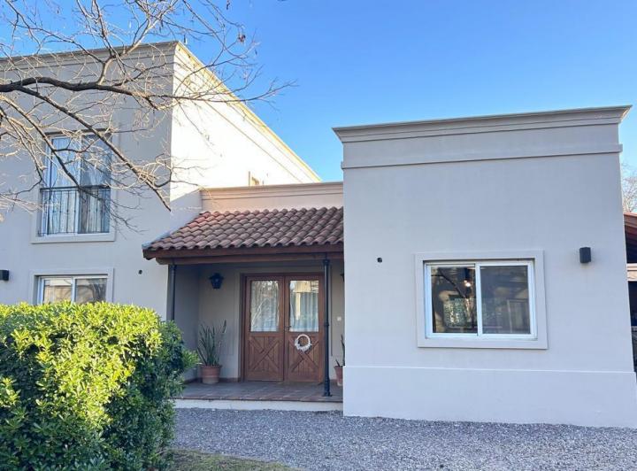 Casa · 160m² · 5 Ambientes · 1 Cochera