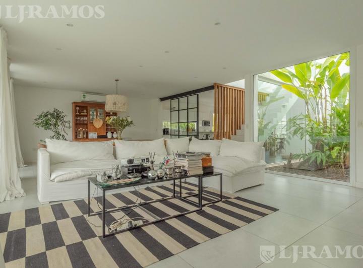 Casa · 246m² · 5 Ambientes · 4 Cocheras
