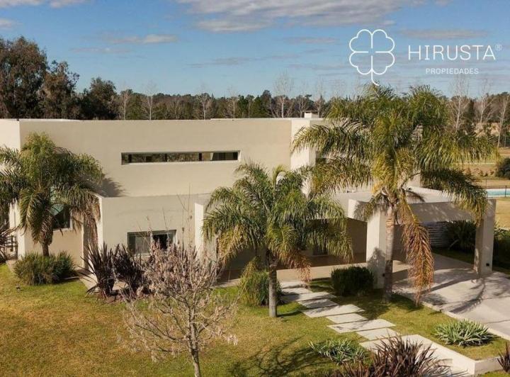 Casa · 600m² · 8 Ambientes · 2 Cocheras