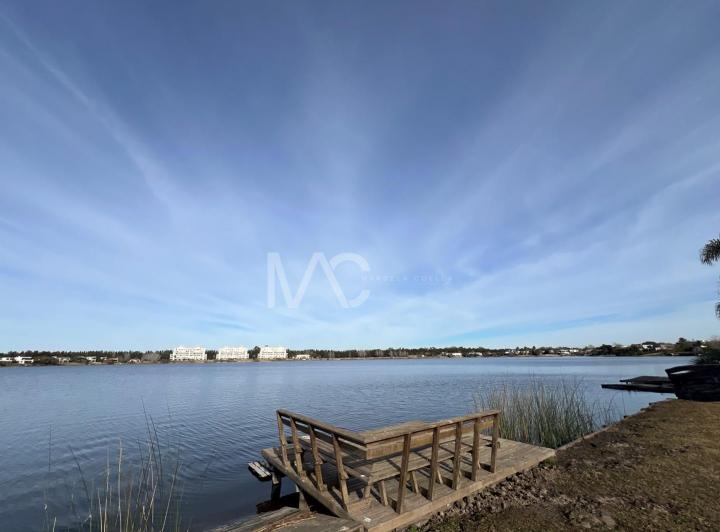 Casa · 390m² · 6 Ambientes · 1 Cochera