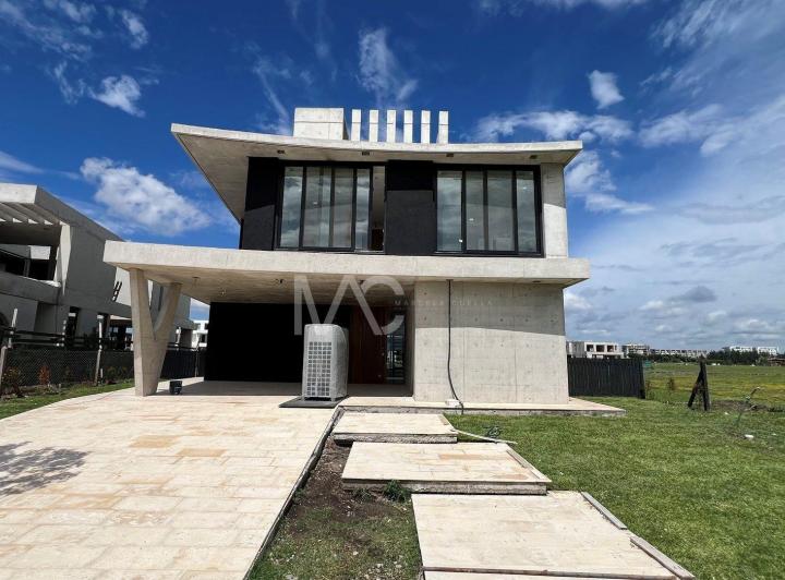 Casa · 429m² · 6 Ambientes · 2 Cocheras