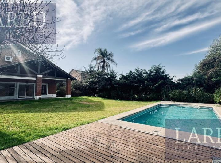 Casa · 214m² · 6 Ambientes · 3 Cocheras