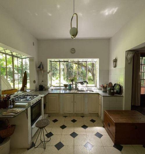 Casa · 210m² · 5 Ambientes · 2 Cocheras