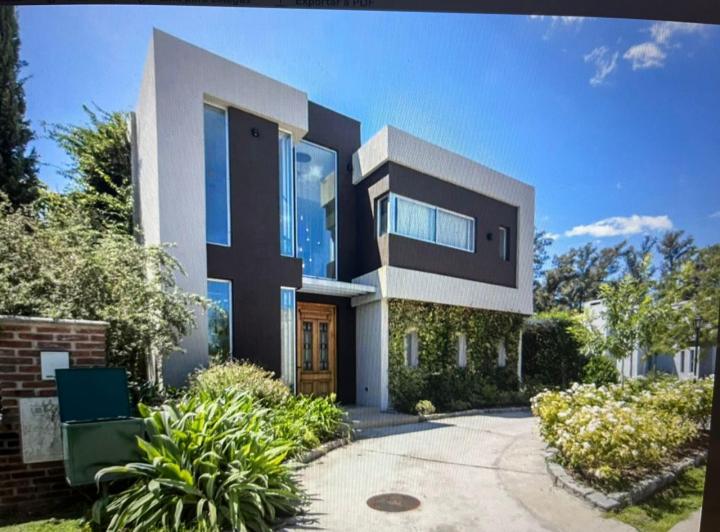 Casa · 220m² · 5 Ambientes · 3 Cocheras