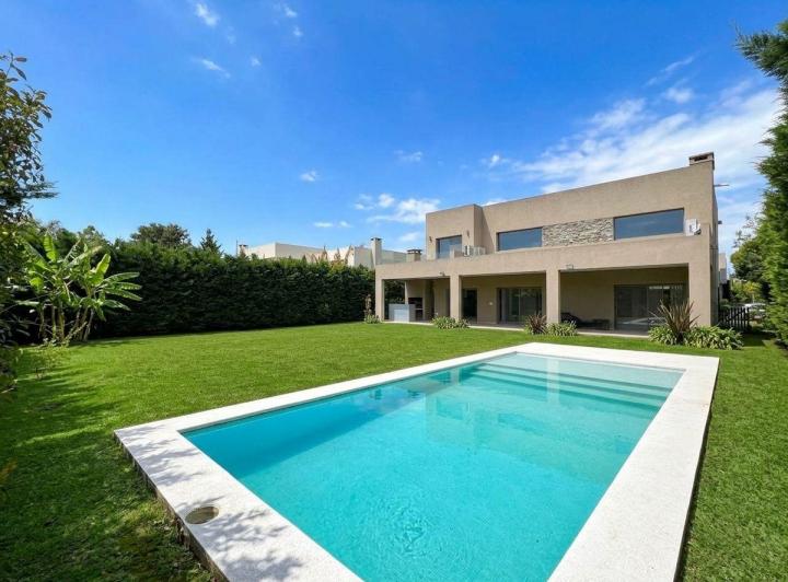 Casa · 350m² · 4 Ambientes · 2 Cocheras