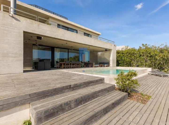 Casa · 1100m² · 9 Ambientes · 2 Cocheras