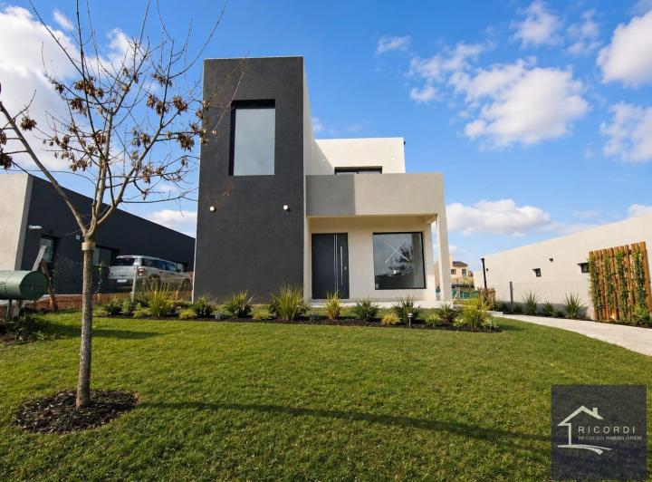 Casa · 190m² · 5 Ambientes · 2 Cocheras