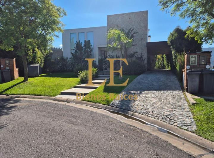 Casa · 240m² · 5 Ambientes · 5 Cocheras
