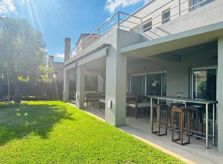 Casa · 230m² · 7 Ambientes · 3 Cocheras
