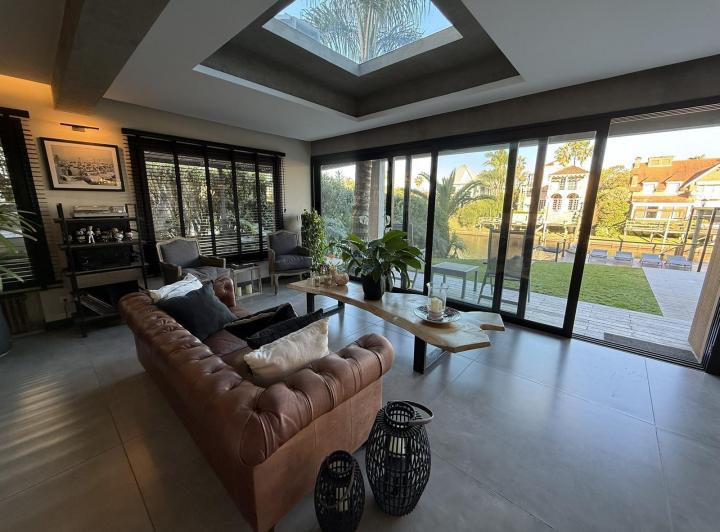 Casa · 367m² · 6 Ambientes · 8 Cocheras
