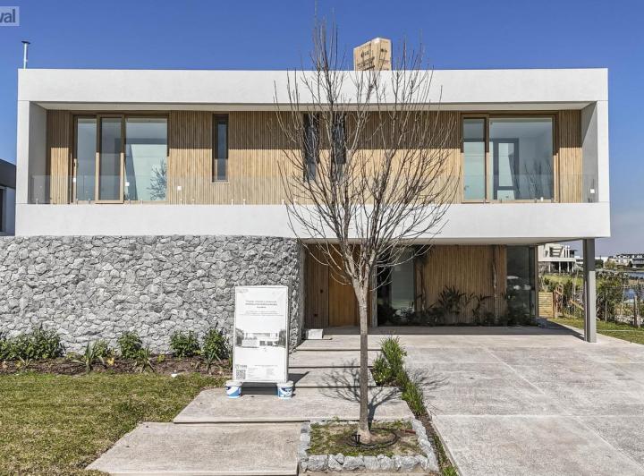 Casa · 429m² · 5 Ambientes · 4 Cocheras