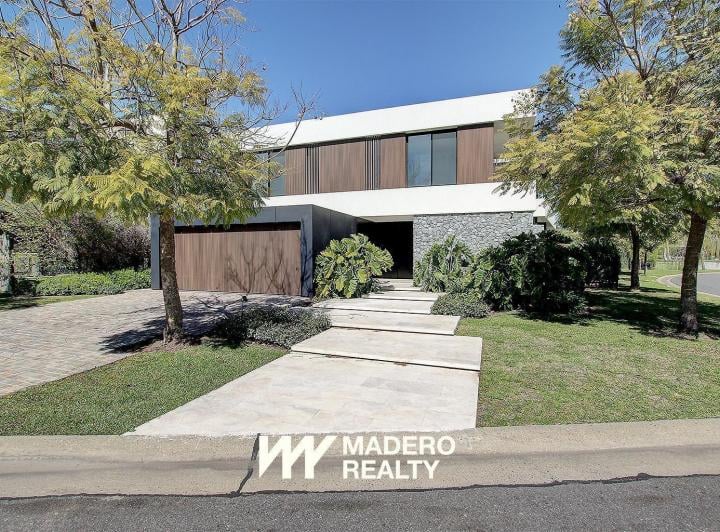 Casa · 515m² · 7 Ambientes · 1 Cochera